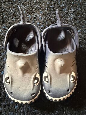 Capelli of New York Kids Shark Clogs in Gray and White